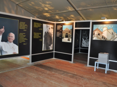 Wystawa plenerowa „Nie lękajcie się młodości. Karol Wojtyła – Jan Paweł II i młodzi” - zdjęcie5