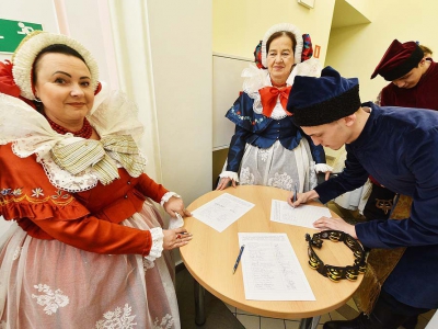 KONSULTACJE SPOŁECZNE W RATUSZU ŻYWIECKIM W SPRAWIE WPISU „TRADYCJI NOSZENIA ŻYWIECKIEGO STROJU MIES - zdjęcie1