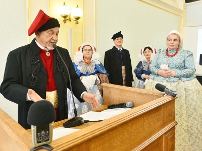 KONSULTACJE SPOŁECZNE W RATUSZU ŻYWIECKIM W SPRAWIE WPISU „TRADYCJI NOSZENIA ŻYWIECKIEGO STROJU MIES - zdjęcie3