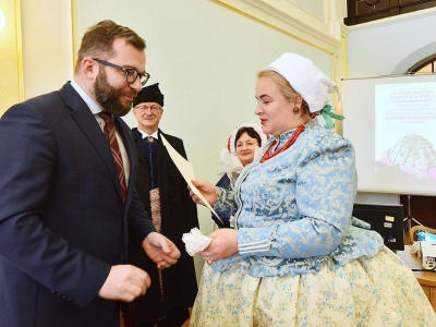KONSULTACJE SPOŁECZNE W RATUSZU ŻYWIECKIM W SPRAWIE WPISU „TRADYCJI NOSZENIA ŻYWIECKIEGO STROJU MIES - zdjęcie4