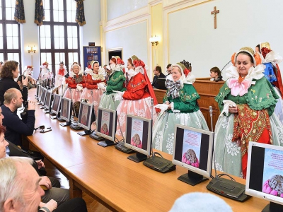 KONSULTACJE SPOŁECZNE W RATUSZU ŻYWIECKIM W SPRAWIE WPISU „TRADYCJI NOSZENIA ŻYWIECKIEGO STROJU MIES - zdjęcie8